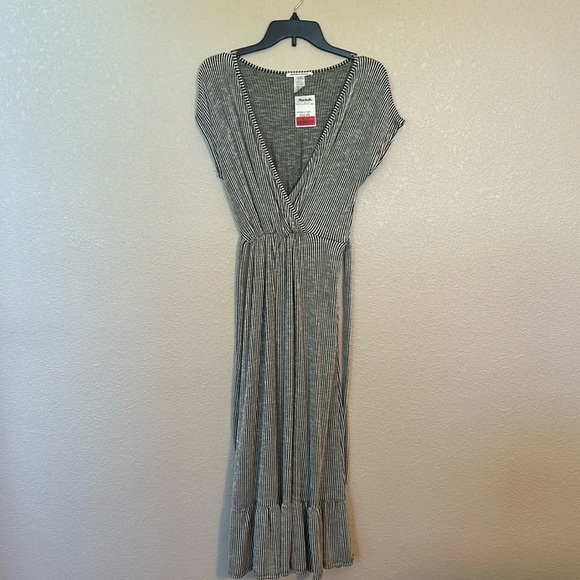 Women’s new with tags black and white striped dress size medium. - Picture 1 of 4